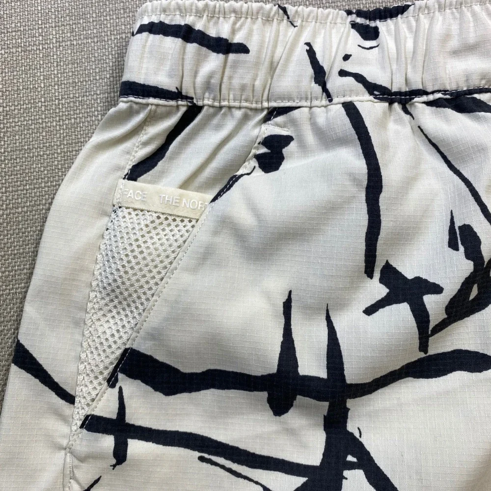 The North Face Womens Class V Pathfinder Shorts White Black Abstract Size Small